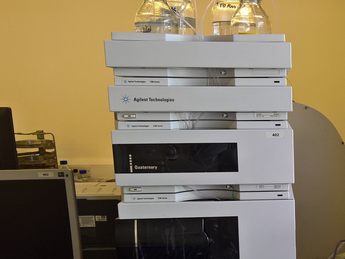 Agilent 1100-series HPLC module stack with solvent bottles